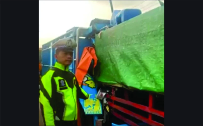Truk Pembawa Ikan Gurame Tabrakan di Tol Cipali. Sopir dan Kernetnya Tewas di Tempat Truk Pembawa Ikan Gurame Tabrakan di Tol Cipali. Sopir dan Kernetnya Tewas di Tempat