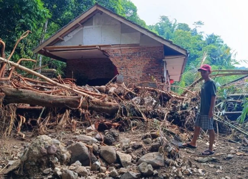 Sudah Sepekan Warga Kaungluwuk, Sukabumi Hidup Terisolir Sudah Sepekan Warga Kaungluwuk, Sukabumi Hidup Terisolir