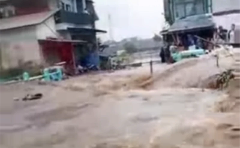 Tanggul Sungai Cigede Jebol, Ratusan Rumah di Dayeuhkolot Terendam Banjir Tanggul Sungai Cigede Jebol, Ratusan Rumah di Dayeuhkolot Terendam Banjir