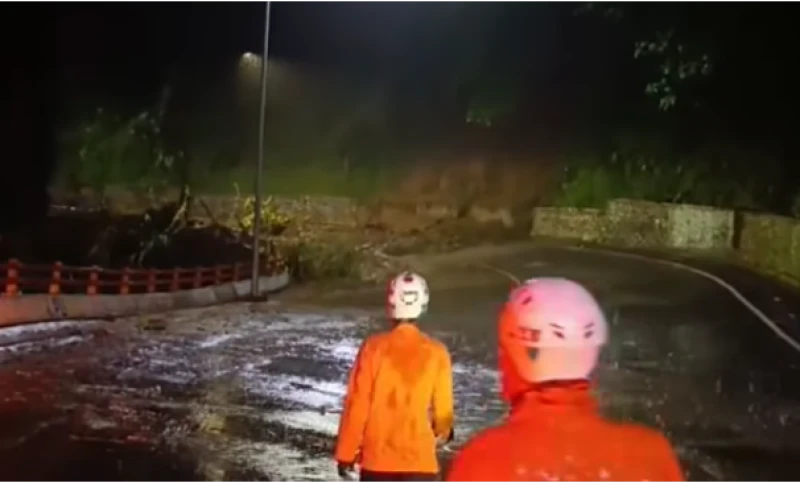 Tebing Longsor, Jalur Cadas Pangeran Sumedang Ditutup Total