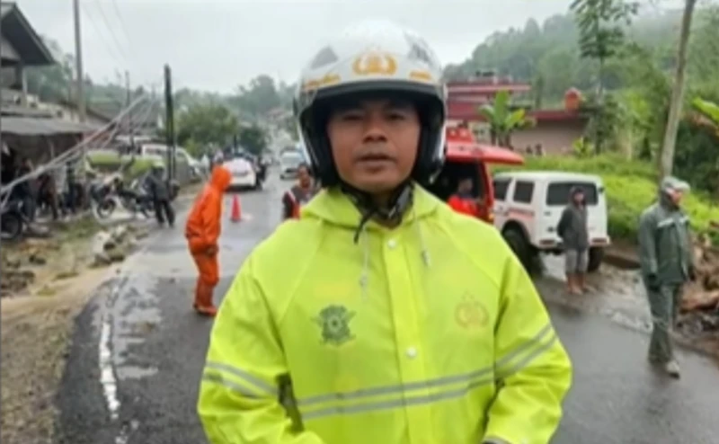 Tebing Longsor, Jalur Tasikmalaya - Garut Lumpuh Tebing Longsor, Jalur Tasikmalaya - Garut Lumpuh