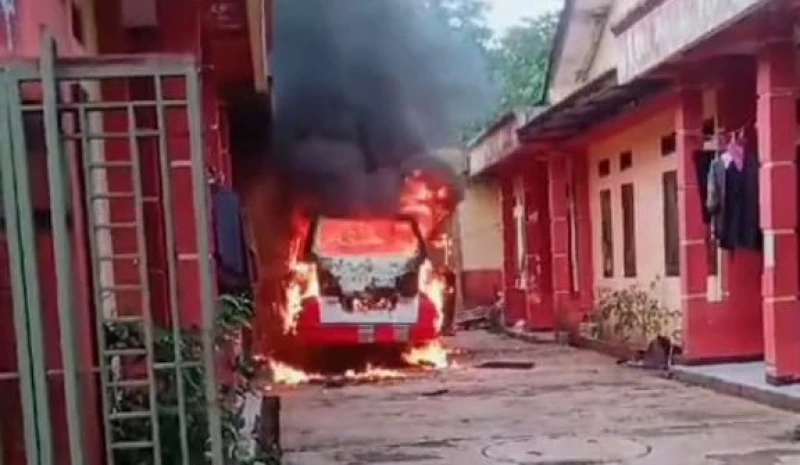 Teleponnya Ga Diangkat Pacar, Pelaku Bakar Mobil Ambulans Desa
