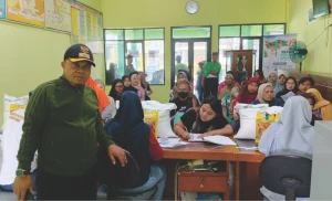 1.758 Warga Desa Sagaracipta Terima Bantuan Beras dan Minyak Goreng