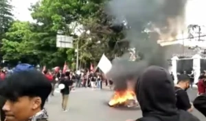 Aksi Massa di Depan Gedung DPRD Jabar Kembali Memanas