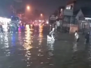 Banjir di Kab.Bandung Kian Meluas. Jalan Bojongsoang - Dayeuhkolot Terputus