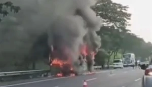 Bus Parawisata Ludes Terbakar di Tol Cipali