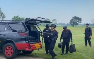 Dua Granat Nanas Aktif Ditemukan Dalam Koper di Depan Rumah Warga
