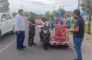 Forkopimcam Raya, Simalungun Bagikan Bendera Merah Putih ke Pengendara yang Melintas