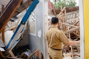 Kadisdik Kota Bandung Tinjau Bangunan SMP Pasundan yang Ambruk