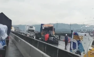Kecelakaan Beruntut Libatkan 9 Kendaraan di Tol Purbaleunyi. Satu Orang Meninggal
