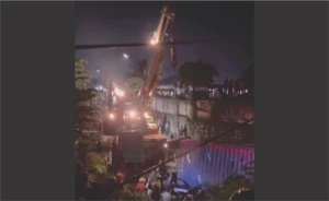 Kontener Timpa Sedan di Karawang, Satu Keluarga Meninggal Dunia