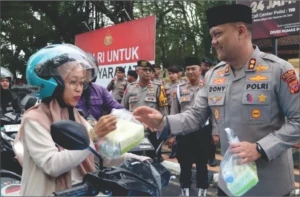 Libatkan Mahasiswa, Polres Subang Bagikan 500 Paket Takjil pada Warga di Jalan