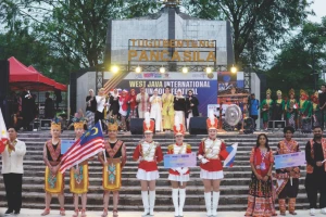 Lima Negara Hadir di Subang Saling Pamer Budaya dan Busana