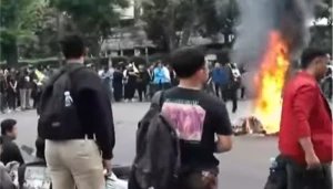 Mahasiswa Kota Bandung Kembali Berunjukrasa di Depan Gedung DPRD Jabar