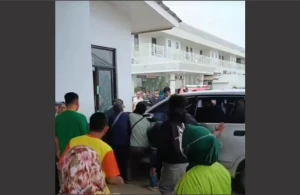 Mau Keluar dari Parkiran Rumah Sakit, Mobil Avanza Malah Nyelonong ke Apotek