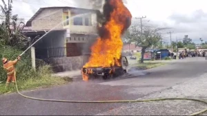 Mobil Pick Up Suzuki Carry Terbakar di Depan SPBU Raya, Simalungun