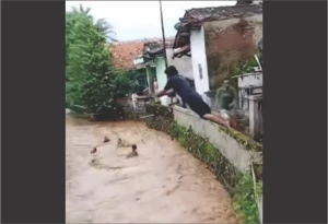 Niat Nolong Korban Hanyut, Seorang Satpam Hilang di Derasnya Sungai Cibanjaran