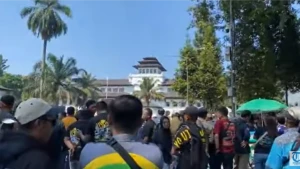 Para Pekerja Tempat Wisata di Jabar Unjuk Rasa di Depan Gedung Sate