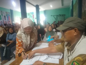 Pemdes Mekarjaya Salurkan BLT Kesra pada 720 KPM