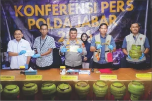 Polda Jabar Grebek Rumah Pengoplos Gas LPG di Cimaung