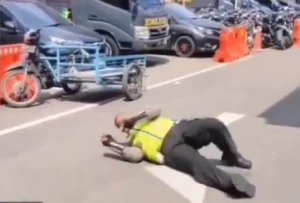 Pungli! Polantas di Medan Dihukum Berguling di Aspal