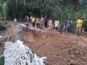 Sempat Terputus, Jalan Lintas Sumut di Kec.Raya Kembali Dibangun