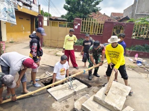Serka Yusup dan Warga Manggungharja Diantara Gorong - Gorong Rusak