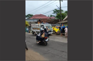 Sopir Ngantuk, Dump Truk Bermuatan Genting Hantam Rumah dan Dua Motor di Jampangkulon