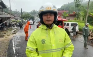 Tebing Longsor, Jalur Tasikmalaya - Garut Lumpuh