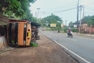 Ini Penyebab Truk Aqua Terjungkal di Kawasan Gedongsatu Kalijati