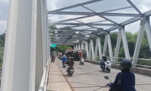Truk Pengangkut Batu Kapur Terjungkal di Jembatan Cimaung, Purwakarta. Lalin Ngantri Dikedua Arah