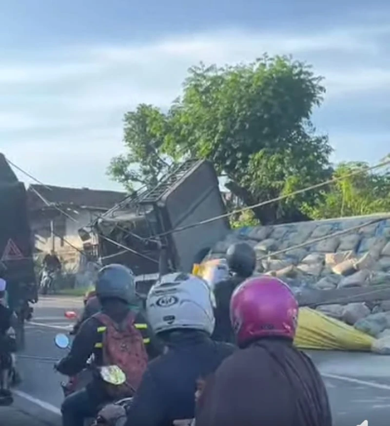 Tidak Kuat Menanjak, Tronton Muatan Semen Jalan Mundur di Jalur Sukabumi - Bogor