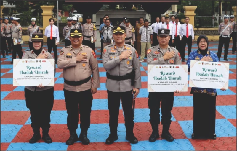 Tiga Anggota Polres Subang Terima Hadiah Umroh