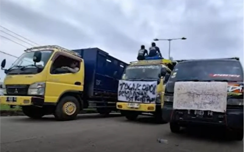 Tolak Aturan ODOL, Ratusan Sopir Truk Berunjukrasa, Jalur Subang - Bandung Lumpuh