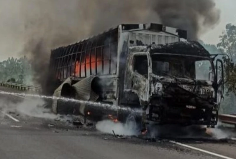Truk Ekspedisi Ludes Terbakar di Tol Cipali. Kerugian Mencapai 1 M