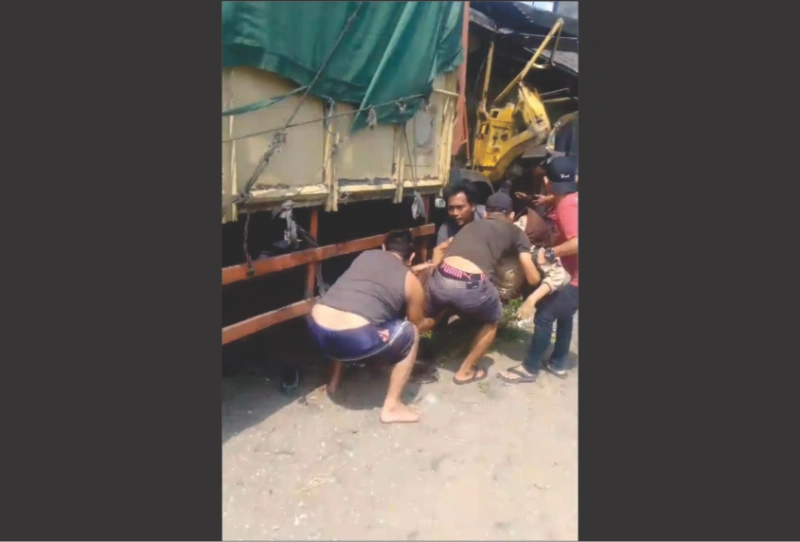 Truk Fuso Hantam Pickup, Motor, Warung dan Siswa SMP di Sarengseng Subang