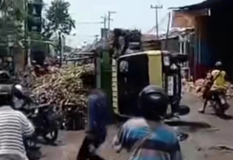 Truk Pengangkut Tebu Terguling di Jalan Butut Wates, Binong