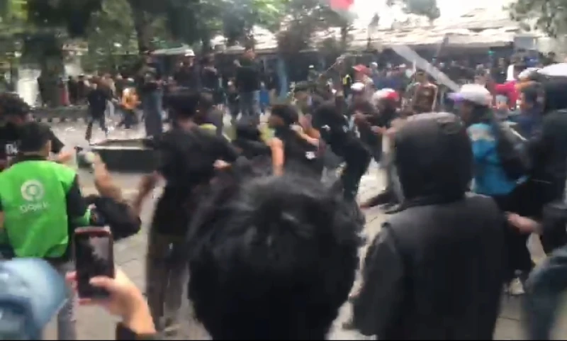 Unjukrasa Ratusan Massa di Kota Sukabumi Berujung Ricuh