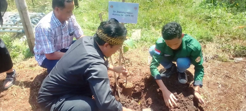 UNPAD Tanam 2.500 Pohon Sukun di Arjasari