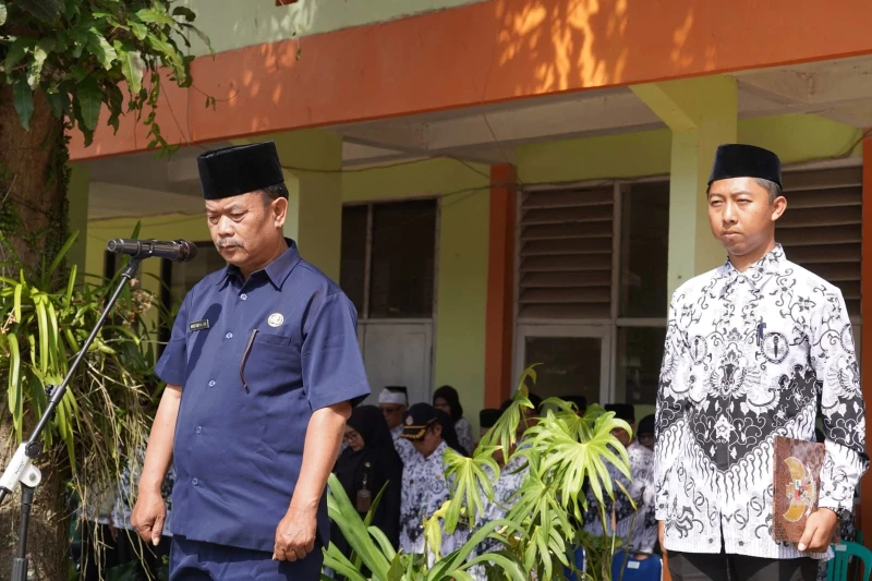 Upacara Hari Guru Nasional 2025 dan HUT PGRI ke 80 di Kec.Pacet Berlangsung Khidmat