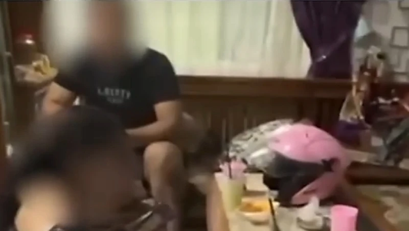 Viral! Ajudan Bupati Purwakarta Dilabrak Istri saat Bersama Wanita Lain Viral! Ajudan Bupati Purwakarta Dilabrak Istri saat Bersama Wanita Lain