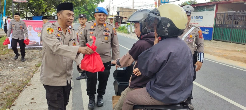 Wakapolres Simalungun Ikut Bagikan Takjil Pada Pengguna Jalan Wakapolres Simalungun Ikut Bagikan Takjil Pada Pengguna Jalan