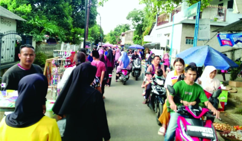 "War Takjil" di Jalan Desa Padaulun Antara Kenikmatan dan Perjuangan