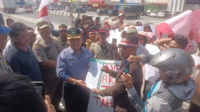 Warga Nagori Banjar Huluan Desak Bupati Simalungun Pecat Pangulu Mereka Warga Nagori Banjar Huluan Desak Bupati Simalungun Pecat Pangulu Mereka