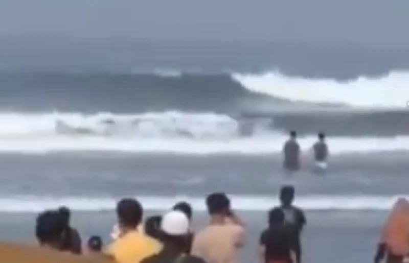 Wisatawan Asal Bandung Ditemukan Ngambang di Laut Pangandaran Wisatawan Asal Bandung Ditemukan Ngambang di Laut Pangandaran